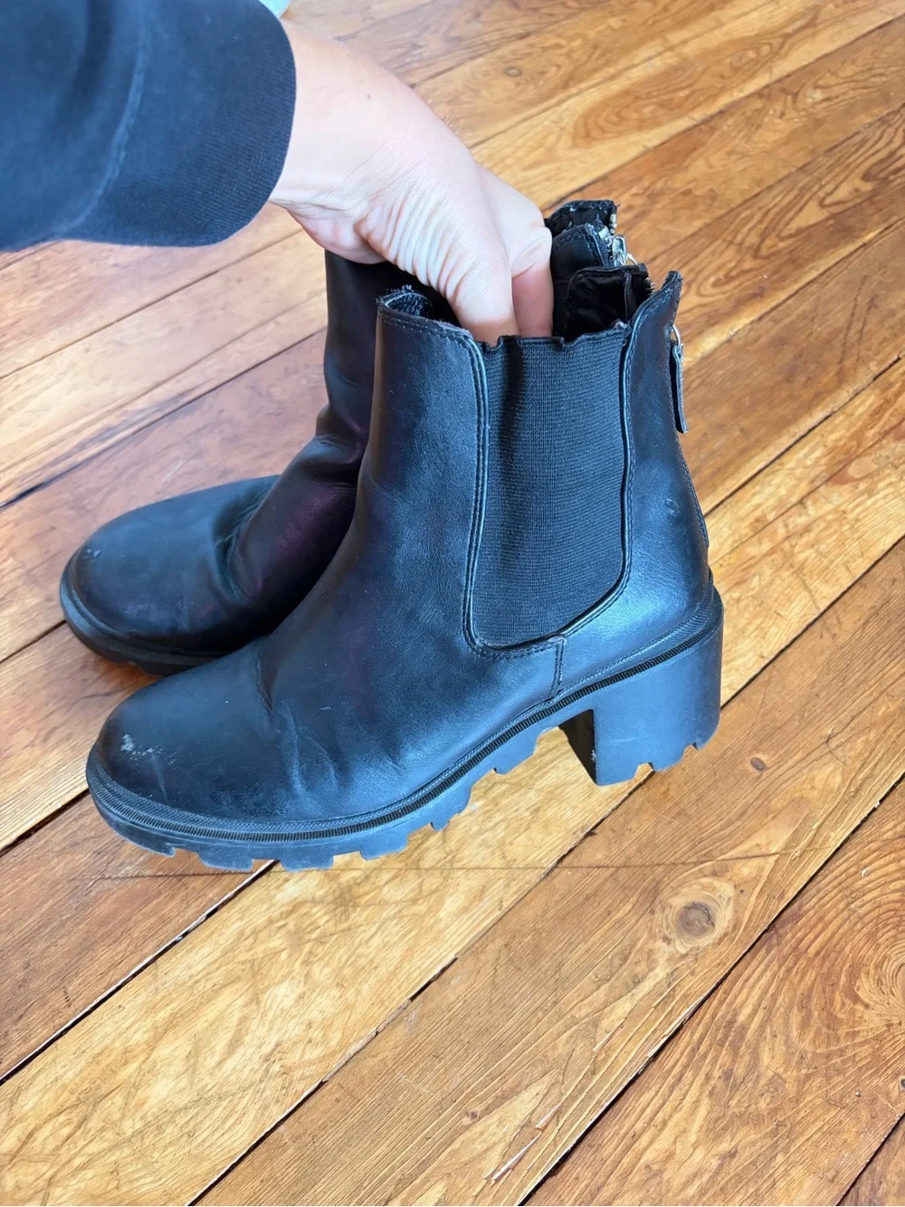 Source Unknown Black Leather Lug Sole Chelsea Booties